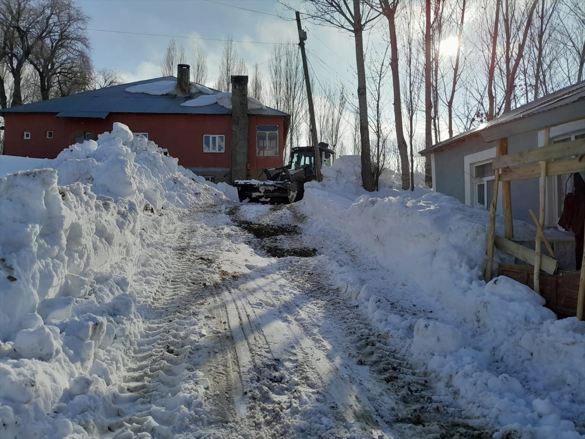 Yüksekova'da kardan kapanan köy yolu açıldı