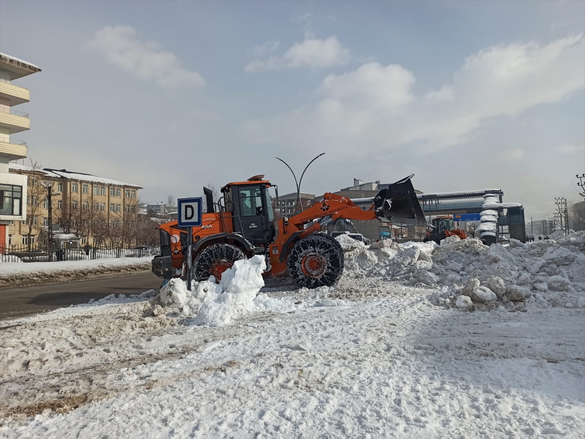 Yüksekova'da karla mücadele çalışmaları sürüyor