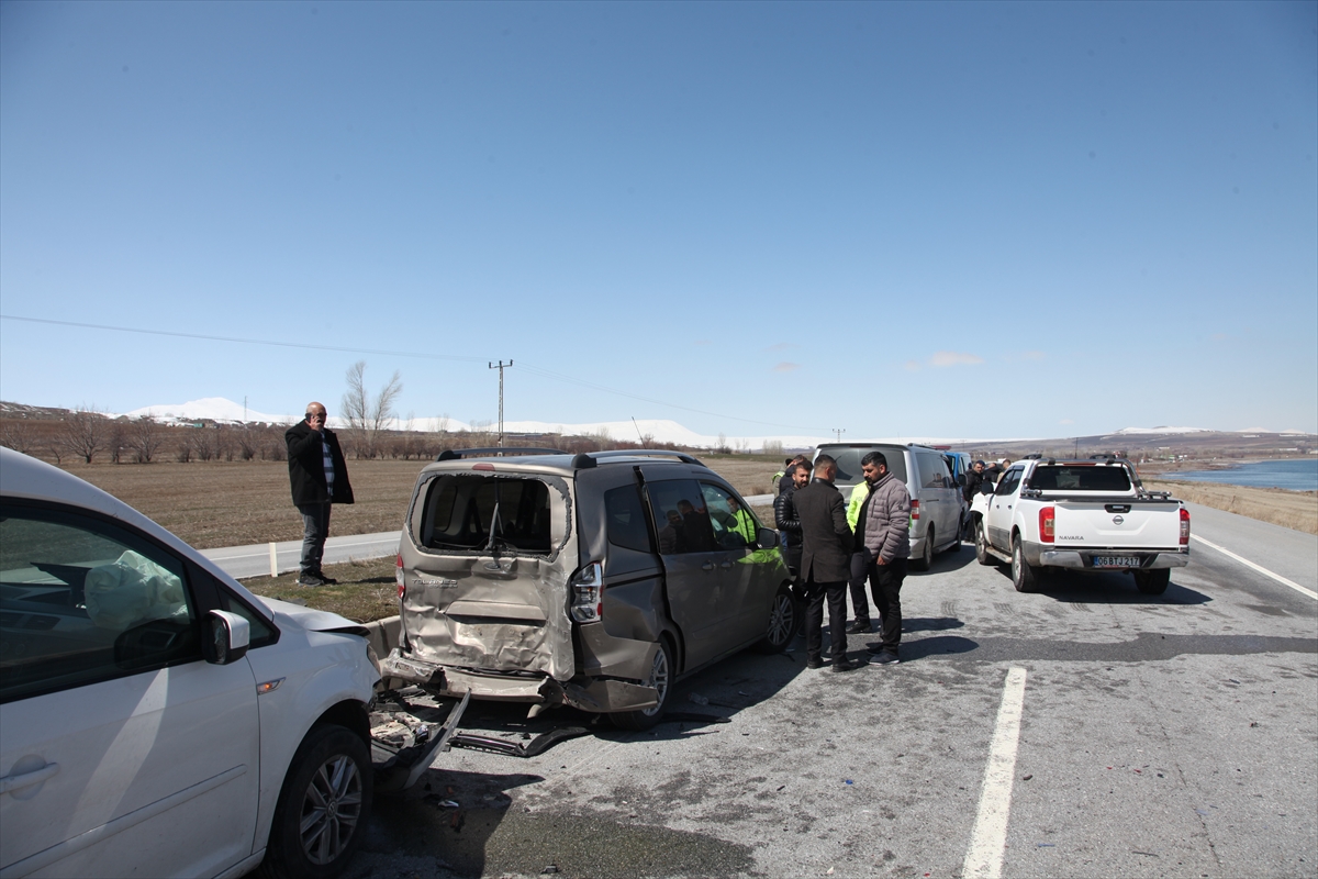 Ahlat'ta 5 aracın karıştığı zincirleme kazada 1 kişi yaralandı