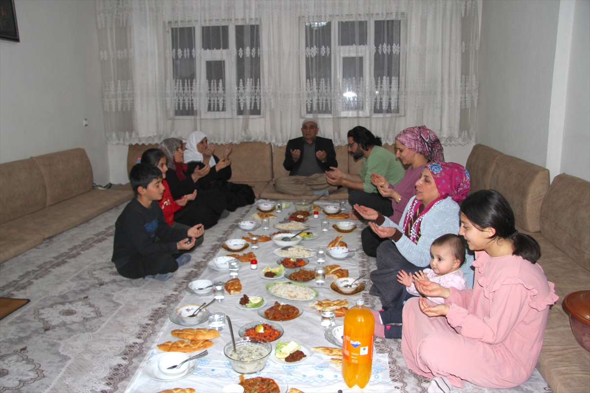 Akşam ezanının en erken okunduğu yerlerden Şemdinli'de ilk iftar yapıldı
