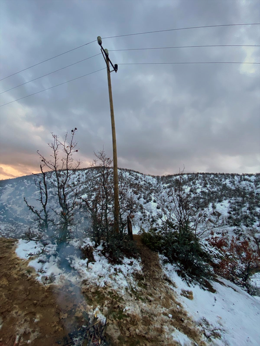 Bitlis'te elektrik arıza ekipleri, zorlu şartlarda kesintilere müdahale ediyor