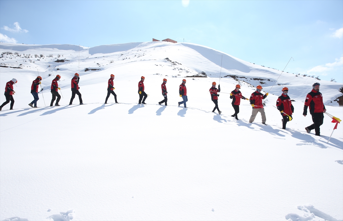 Bitlis'te gönüllülere karla kaplı arazide çığ eğitimi veriliyor
