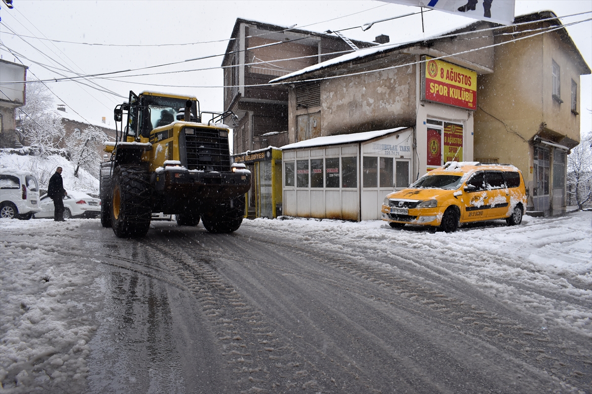 Van, Bitlis, Muş ve Hakkari'de 267 yerleşim yerine ulaşım sağlanamıyor