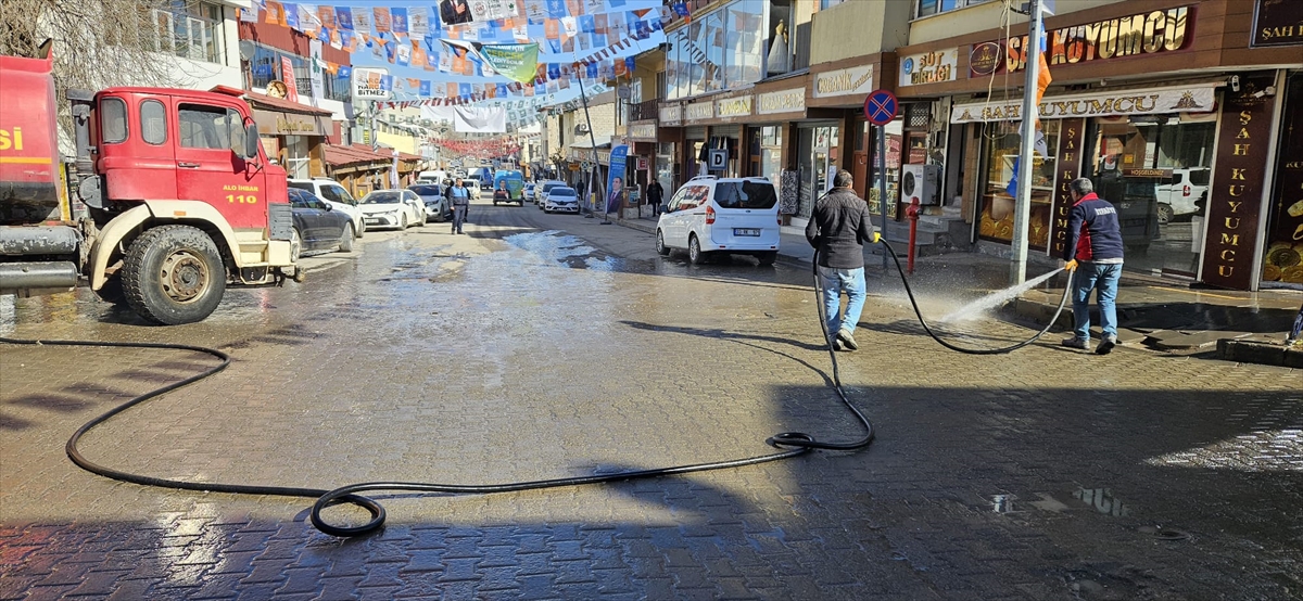 Bulanık'ta cadde ve sokaklar tazyikli suyla yıkandı