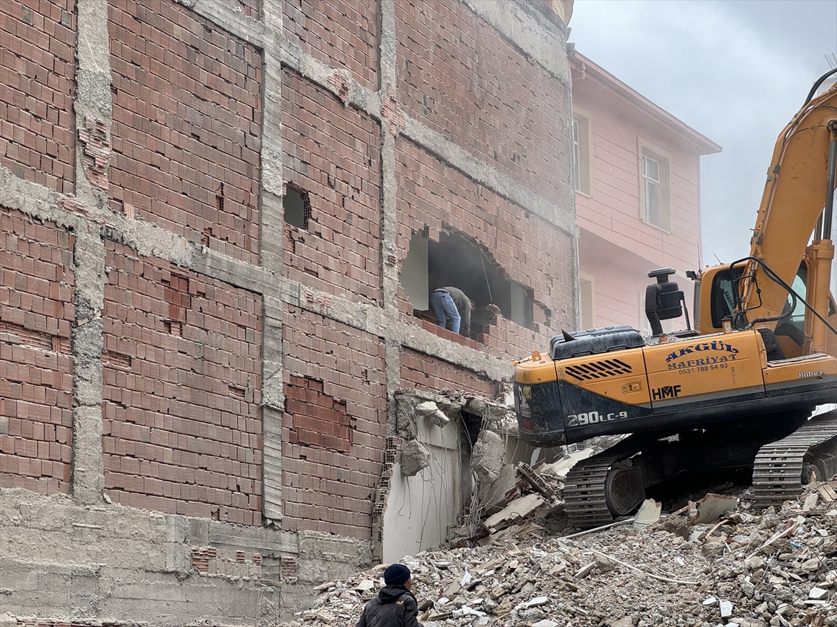 Elazığ'da ağır hasarlı binanın yıkımı sırasında bitişikteki cami zarar gördü
