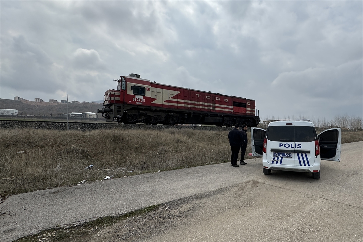 Elazığ'da lokomotifin çarptığı kişi yaralandı