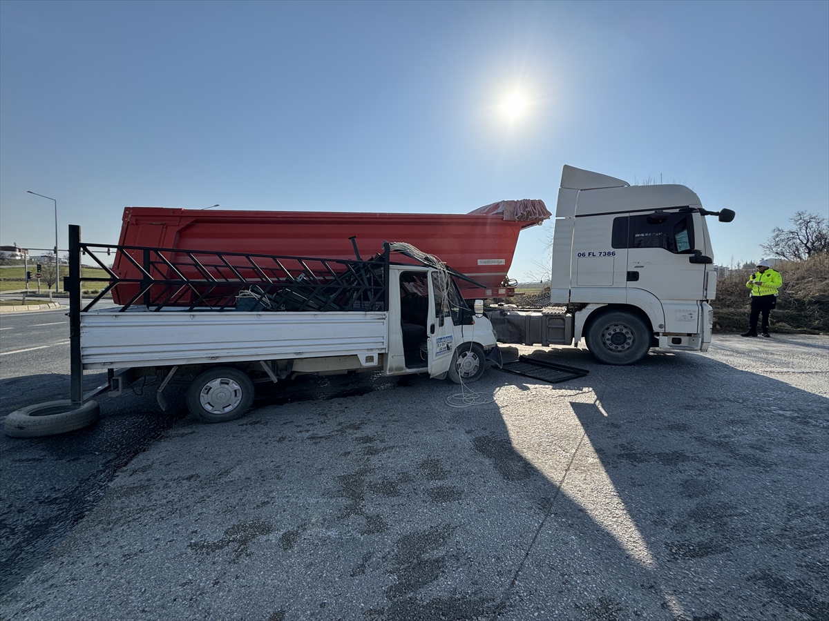 Elazığ’da tır ile kamyonetin çarpıştığı kazada 3 kişi yaralandı