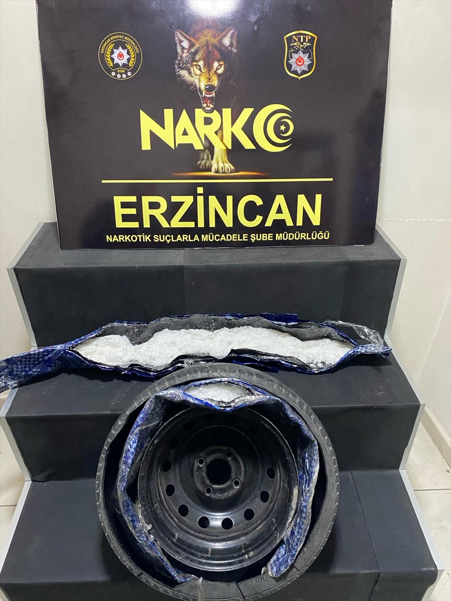 Erzincan’da aracın stepnesinde 4 kilogram uyuşturucu ele geçirildi