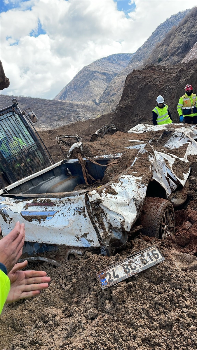 Erzincan'da maden ocağındaki toprak altında bir araca ulaşıldı