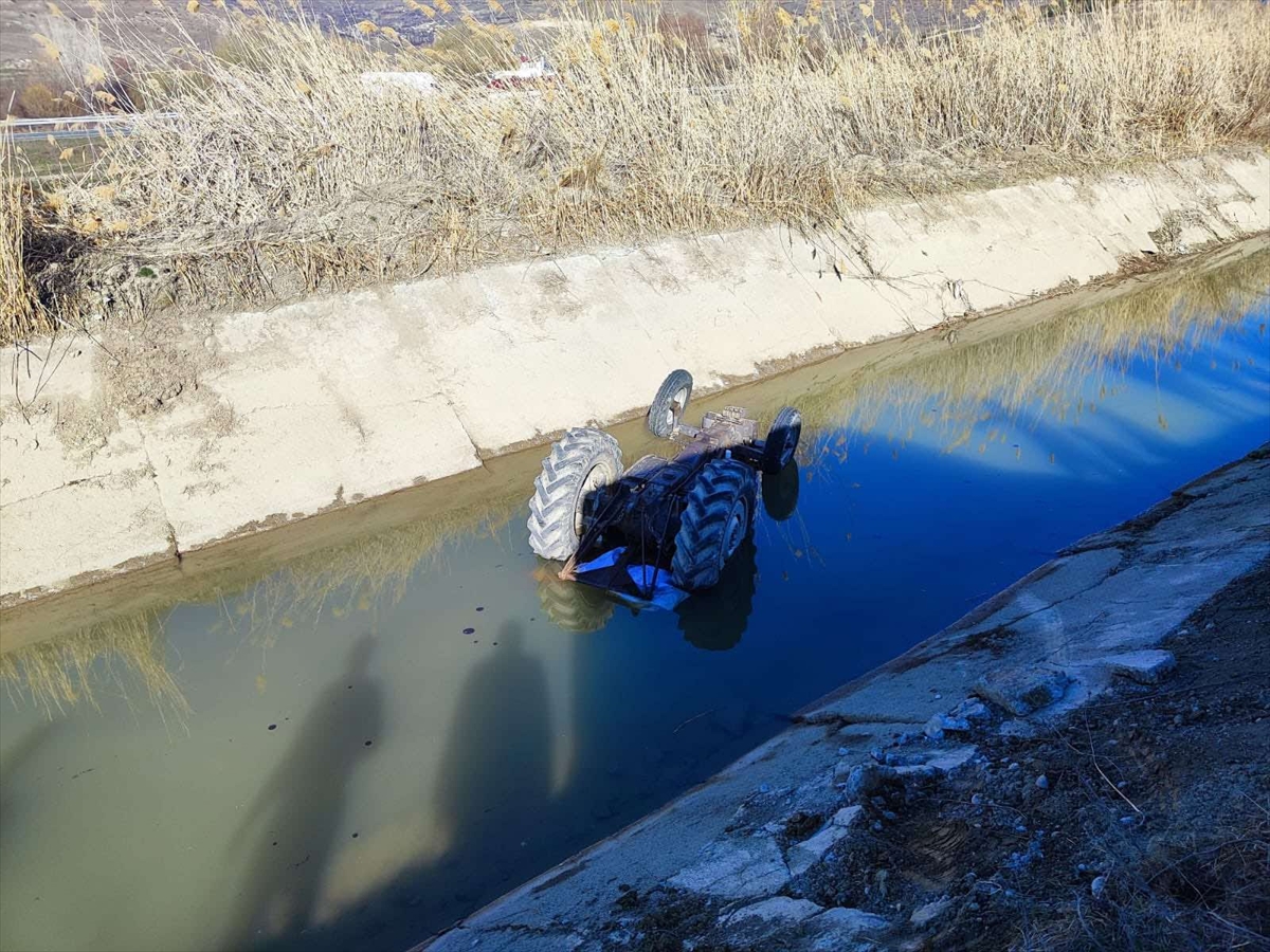 Erzincan’da sulama kanalına devrilen traktörün sürücüsü öldü