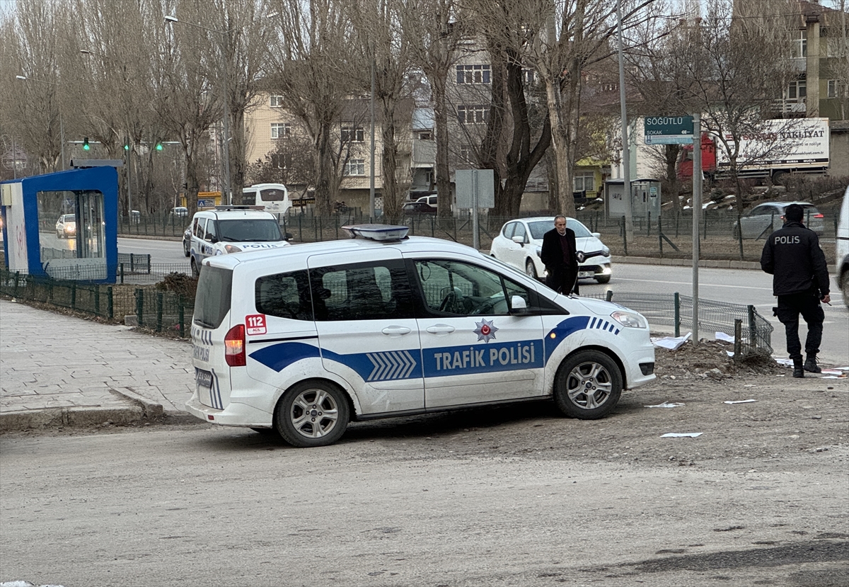 Erzurum'da okul servis minibüsünün çarptığı öğretmen ağır yaralandı