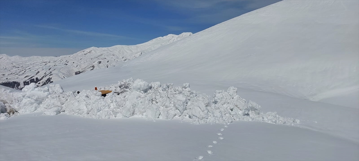 Hakkari'de ekipler karla kaplı üs bölgelerinin yolunu açmak için çalışma yürütüyor