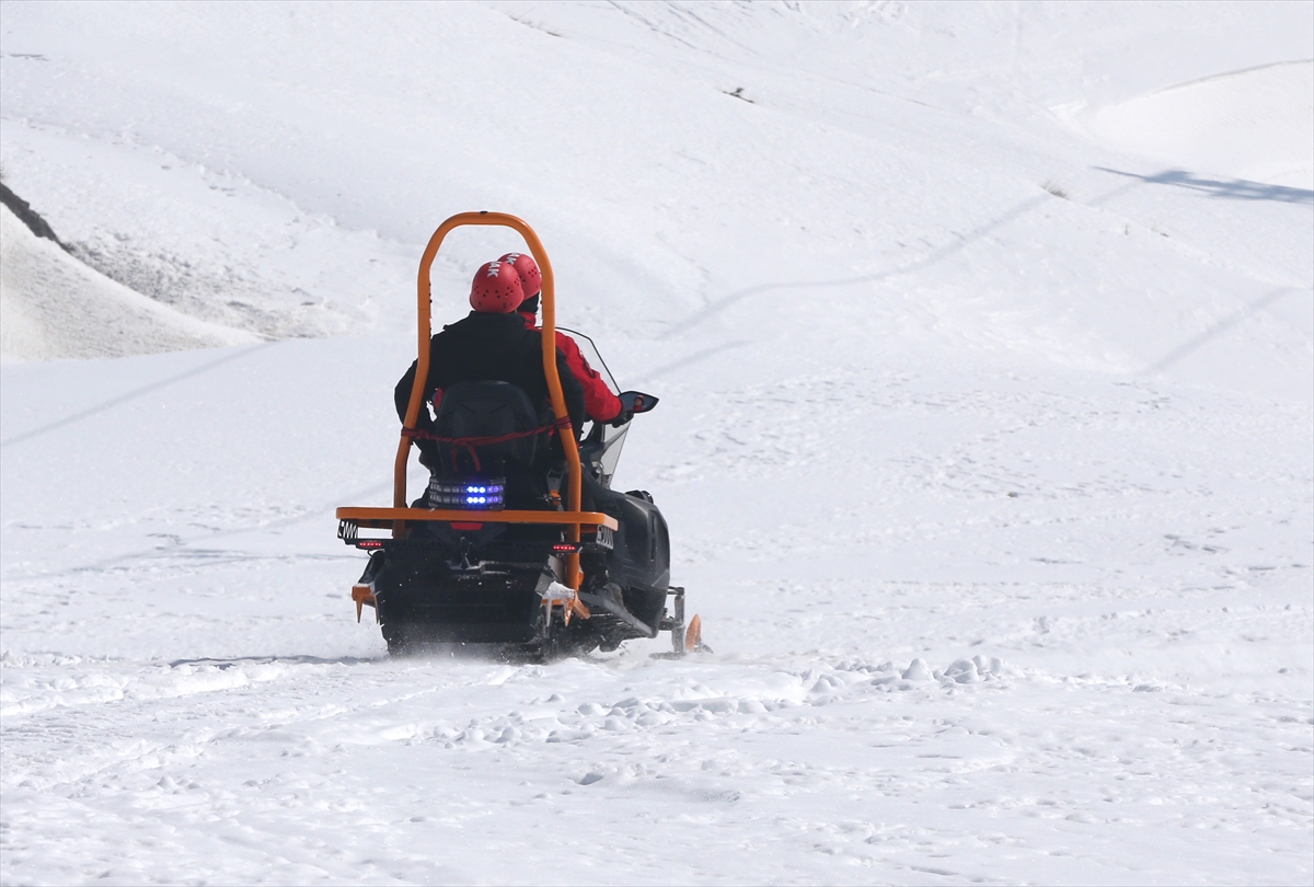 Hakkari'de kayakseverlerin güvenliği JAK timine emanet