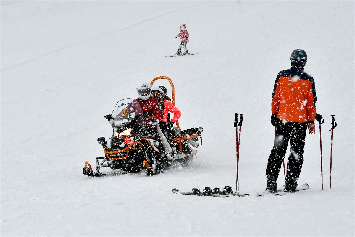 İlkbaharda yağan kar Sarıkamış Kayak Merkezi’ndeki turizmcileri sevindirdi