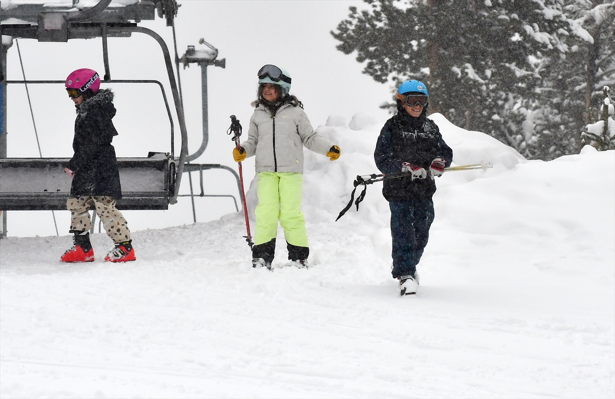 İlkbaharda yoğun karın ardından Palandöken ve Sarıkamış'ta kayak keyfi sürüyor