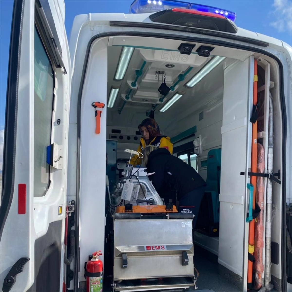 Kalp yetmezliği olan bebek ambulans uçakla Van'dan Eskişehir'e sevk edildi