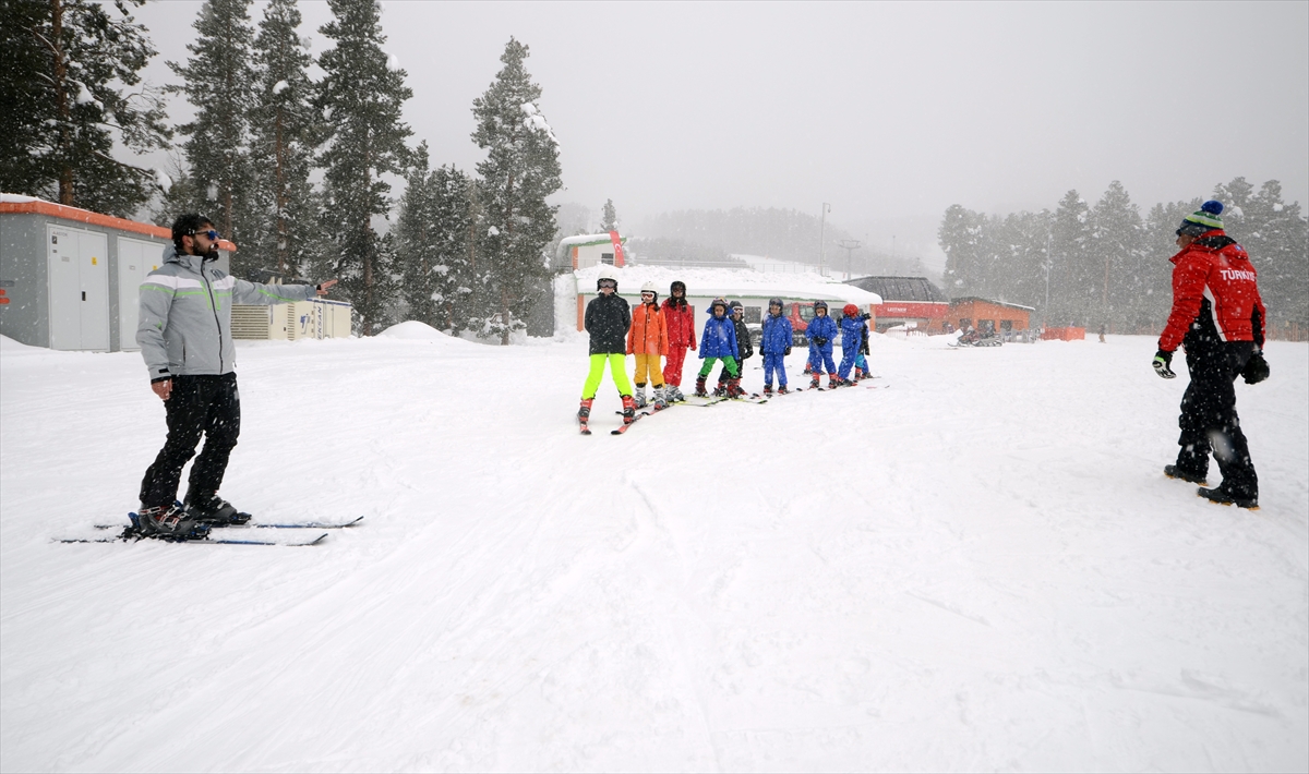 Kars'ta eğitim alan “Karın Yıldızları”, Nevruz Bayramı'nda kayaklı gösteri yaptı