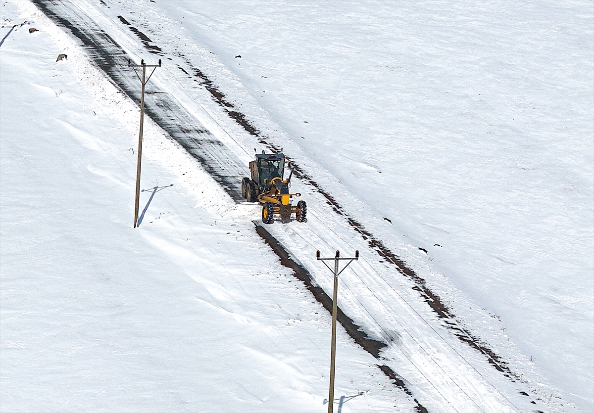 Kars'ta kar ve tipi nedeniyle 3 köy yolu ulaşıma kapandı