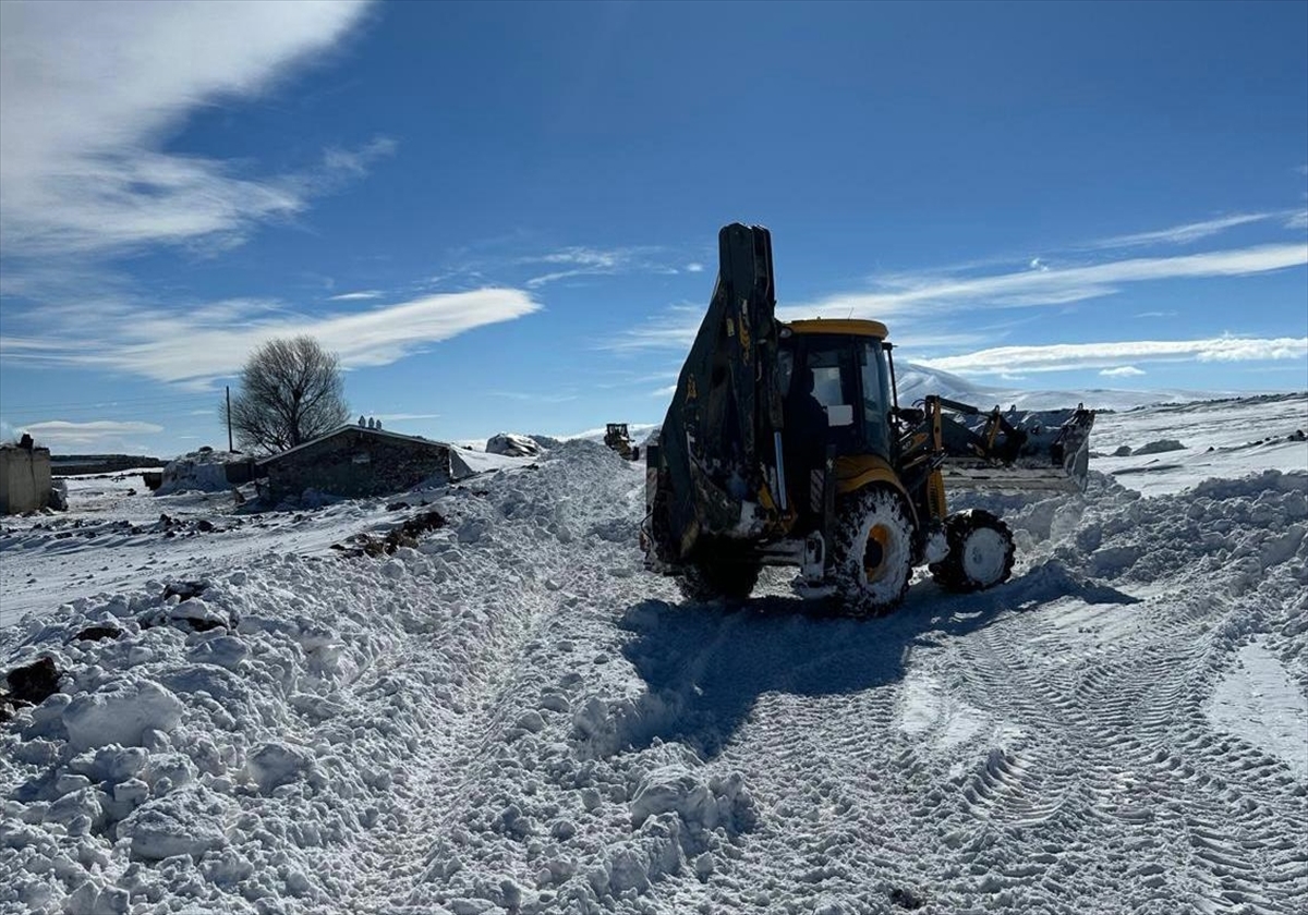 Kars'ta kar ve tipi nedeniyle yolda mahsur kalan 4 araç kurtarıldı