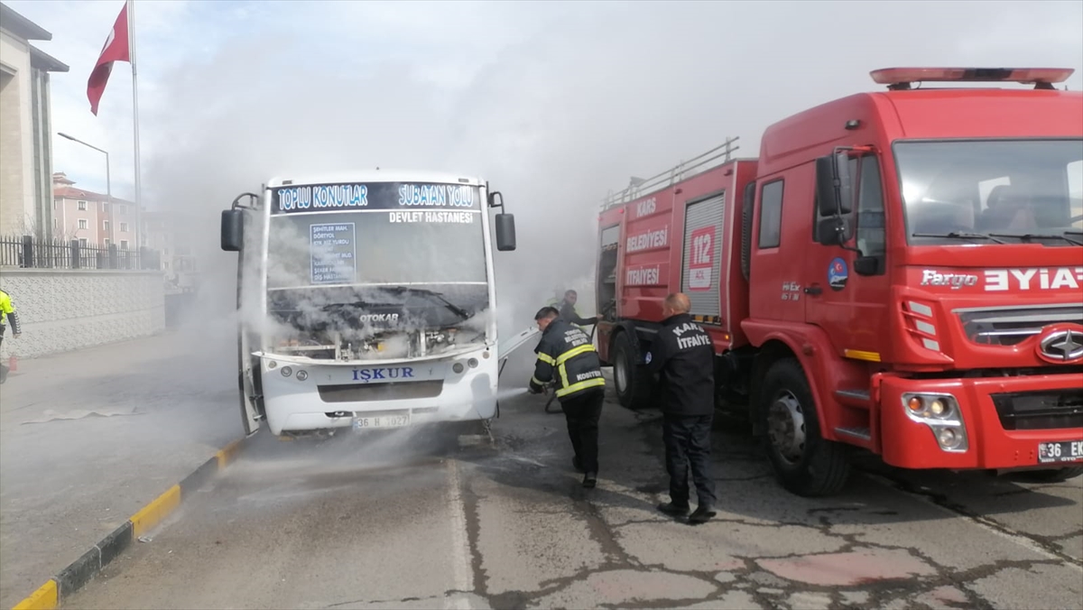 Kars'ta özel halk otobüsünde çıkan yangını trafik polisleri söndürdü