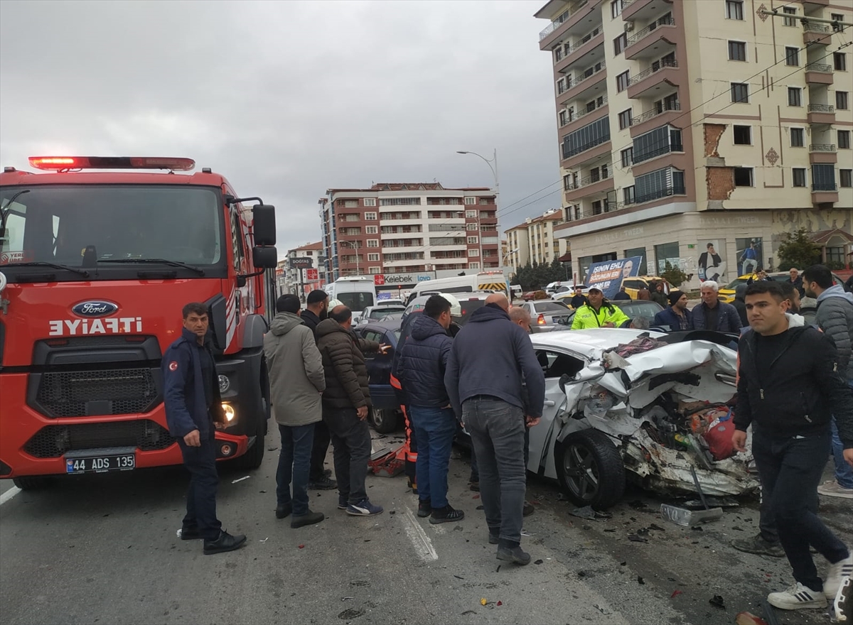 Malatya'da 7 aracın karıştığı kazada 1'i ağır 5 kişi yaralandı