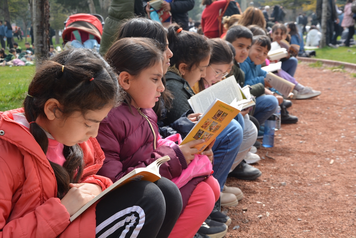 Malatya'da açık havada kitap okuma etkinliği düzenlendi