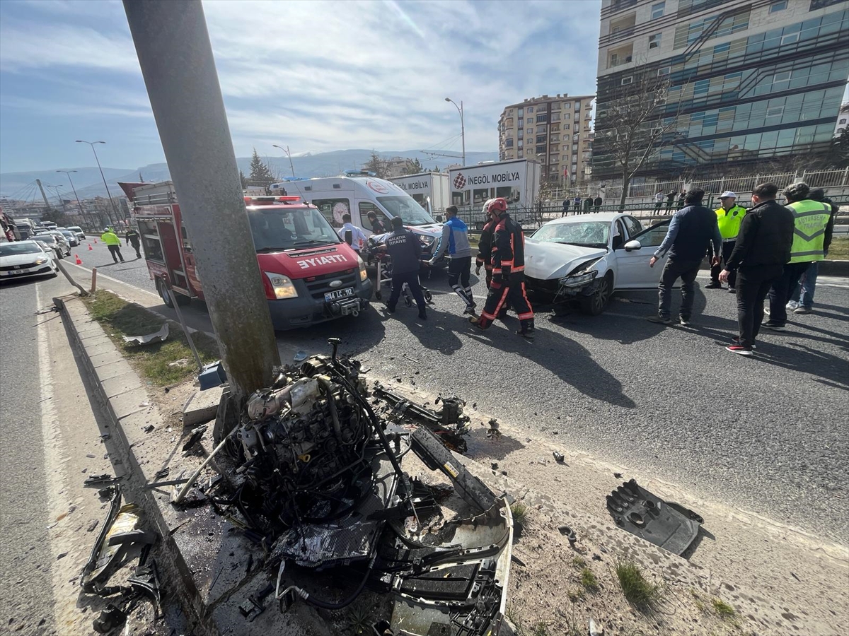 Malatya'da direğe çarpan otomobil sürücüsü ağır yaralandı