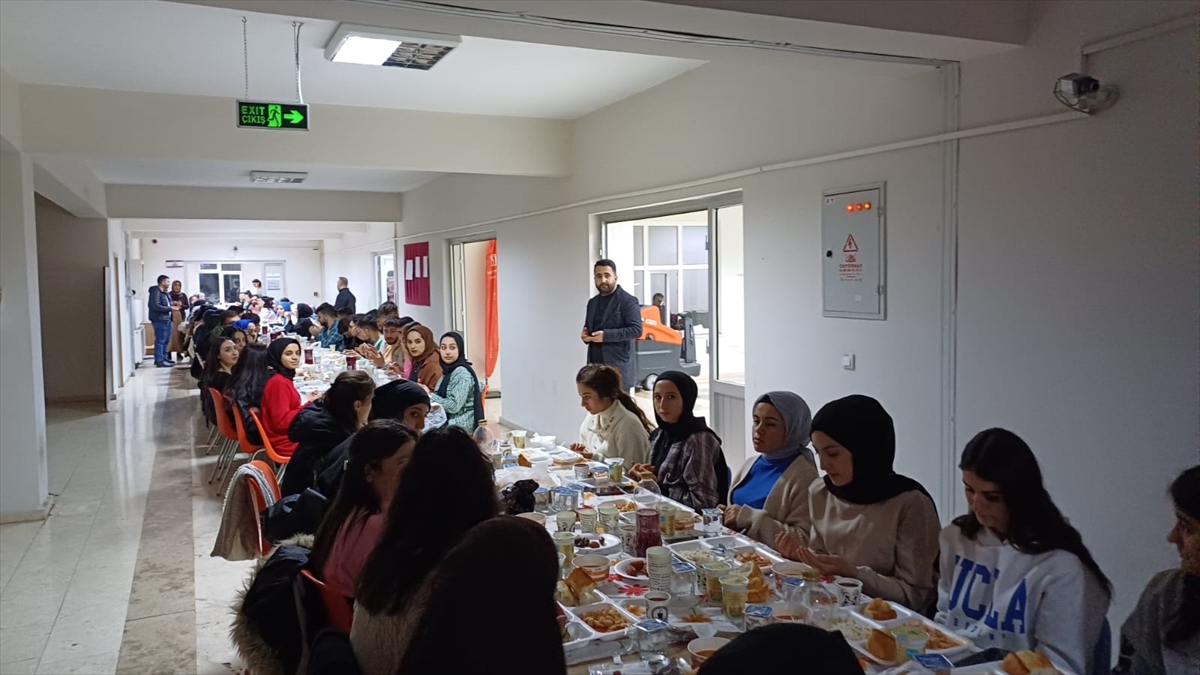 Malazgirtli iş insanı öğrenciler için iftar programı düzenledi