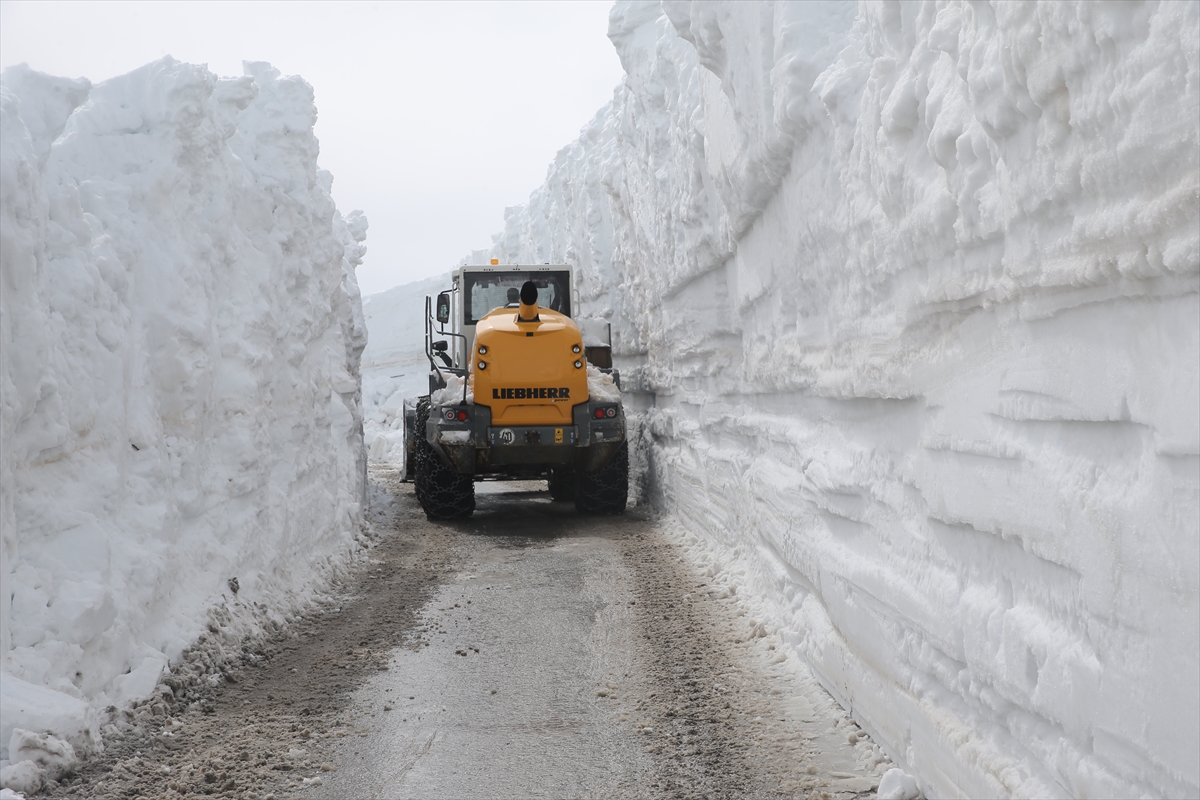 Muş Valisi Çakır, metrelerce karın bulunduğu yolda çalışan ekipleri ziyaret etti: