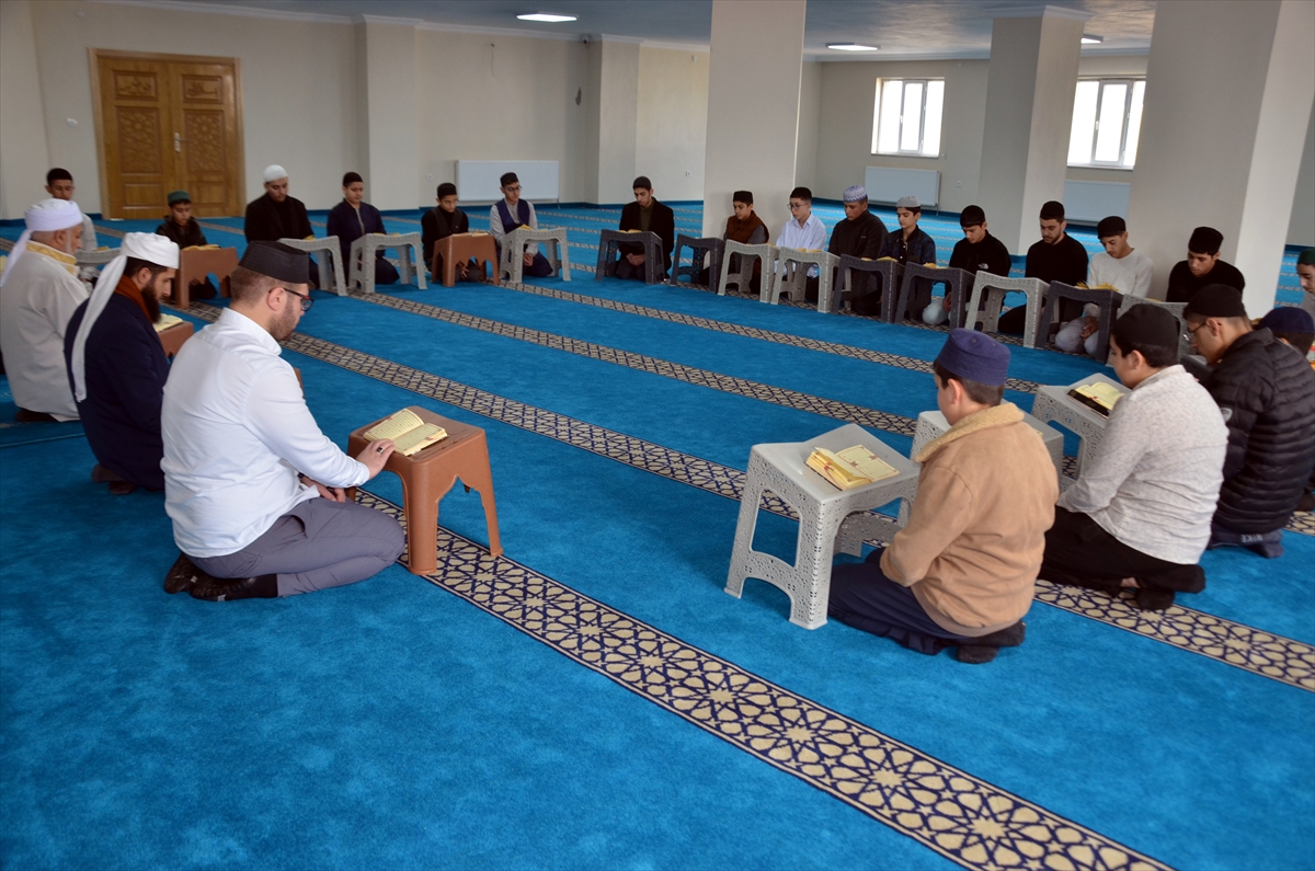 Muş'ta hafızlık eğitimi alan öğrenciler Filistinliler için Kur'an-ı Kerim okuyor