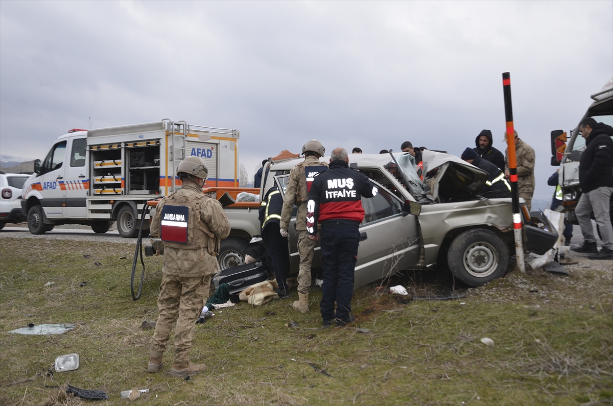 Muş'ta iki aracın çarpıştığı kazada bir kişi öldü 2 kişi yaralandı