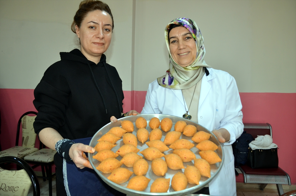 Muş'ta kadınlar katıldıkları aşçılık kursunda iftarlık yemekler hazırlıyor
