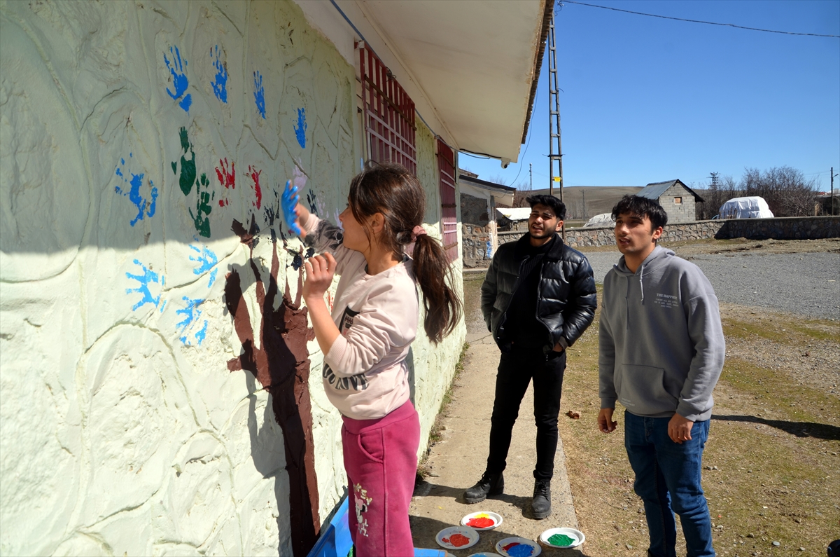 Muş'ta lise öğrencileri, 10 köy okulunun duvarını resimlerle süsledi