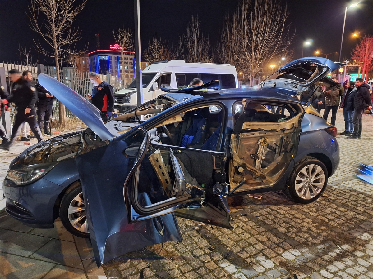 Muş'ta park halindeki otomobilde patlama oldu, sürücü yaralandı