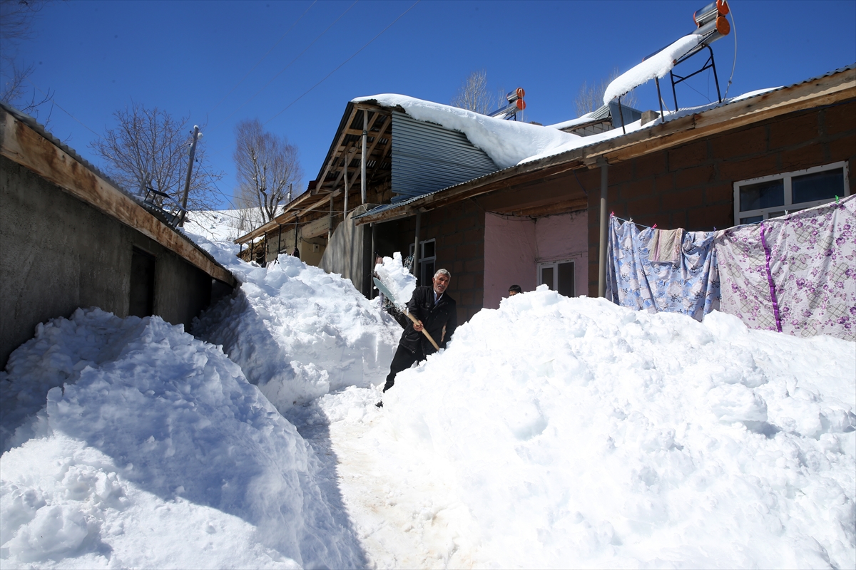 Muş'taki bazı köylerde tek katlı evler ve ahırlar karla kaplandı