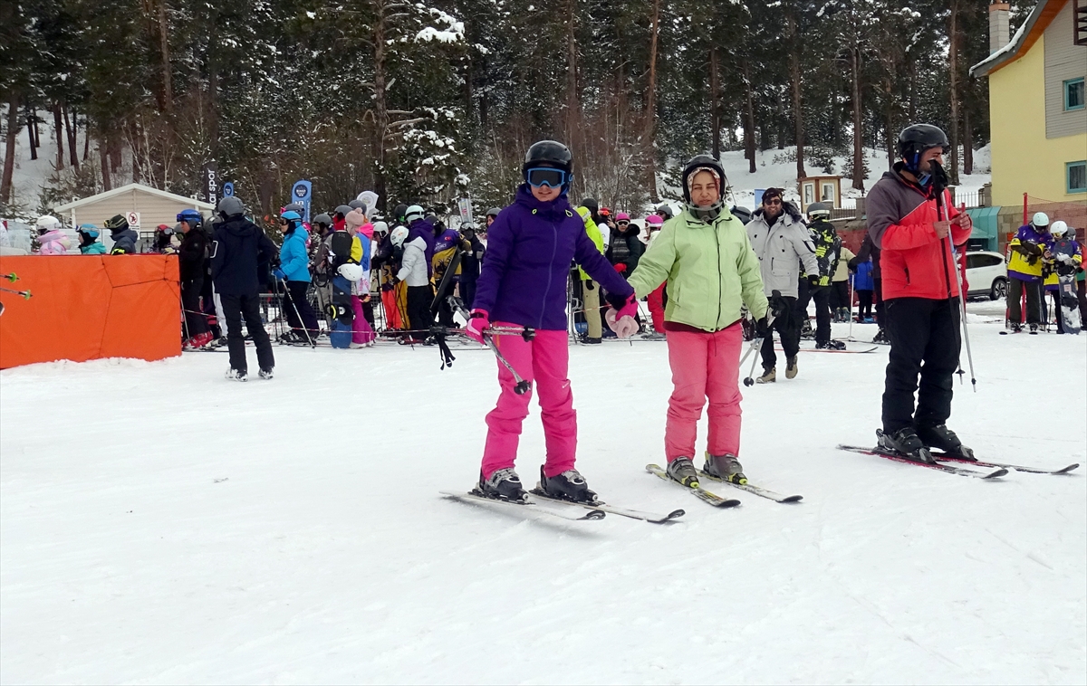 Sarıkamış Kayak Merkezi'nde mart ayında da kayak keyfi sürüyor