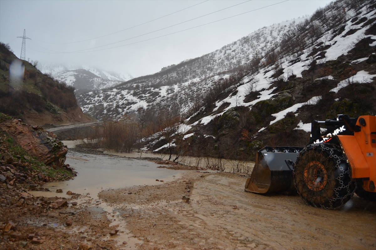 Şemdinli-Derecik kara yolu ulaşıma açıldı