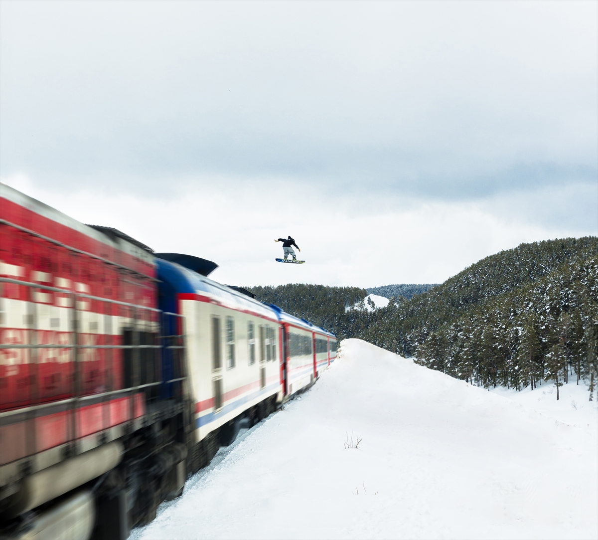 Snowboardcu Süleyman Atlı, Kars'ta tren üzerinden atlayışına nasıl hazırlandığını anlattı: