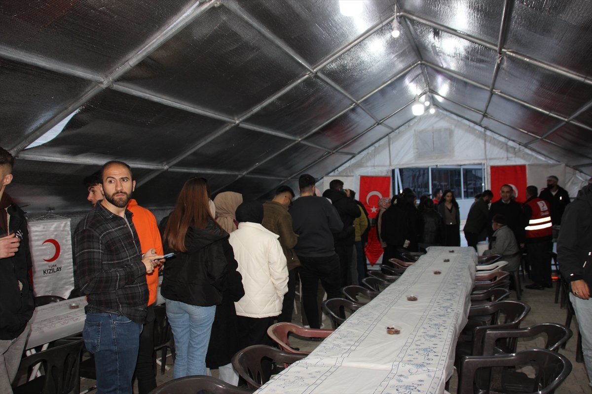 Türk Kızılay Hakkari'de 400 kişilik iftar çadırı kurdu