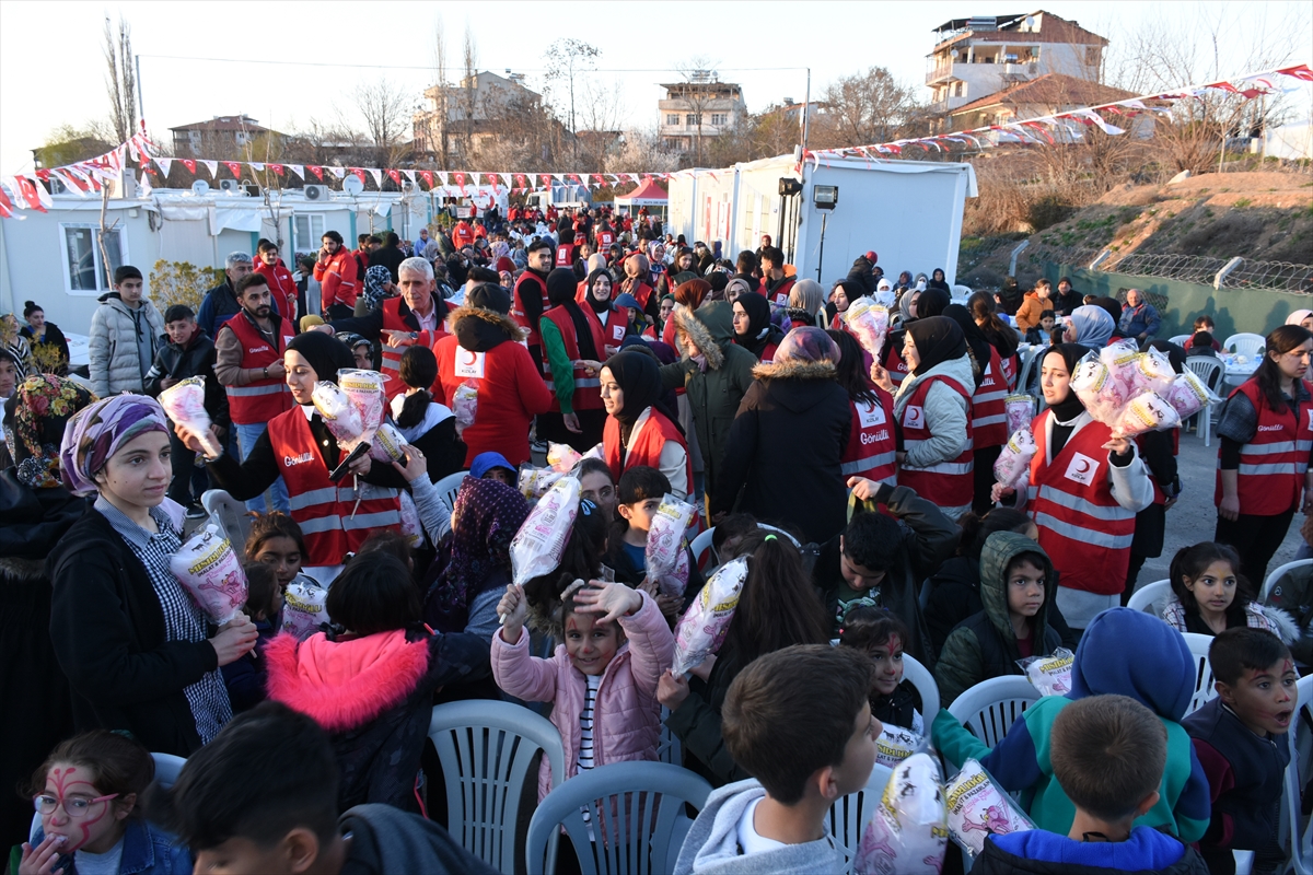 Türk Kızılay, Malatya'da konteyner kentteki depremzedelere iftar verdi