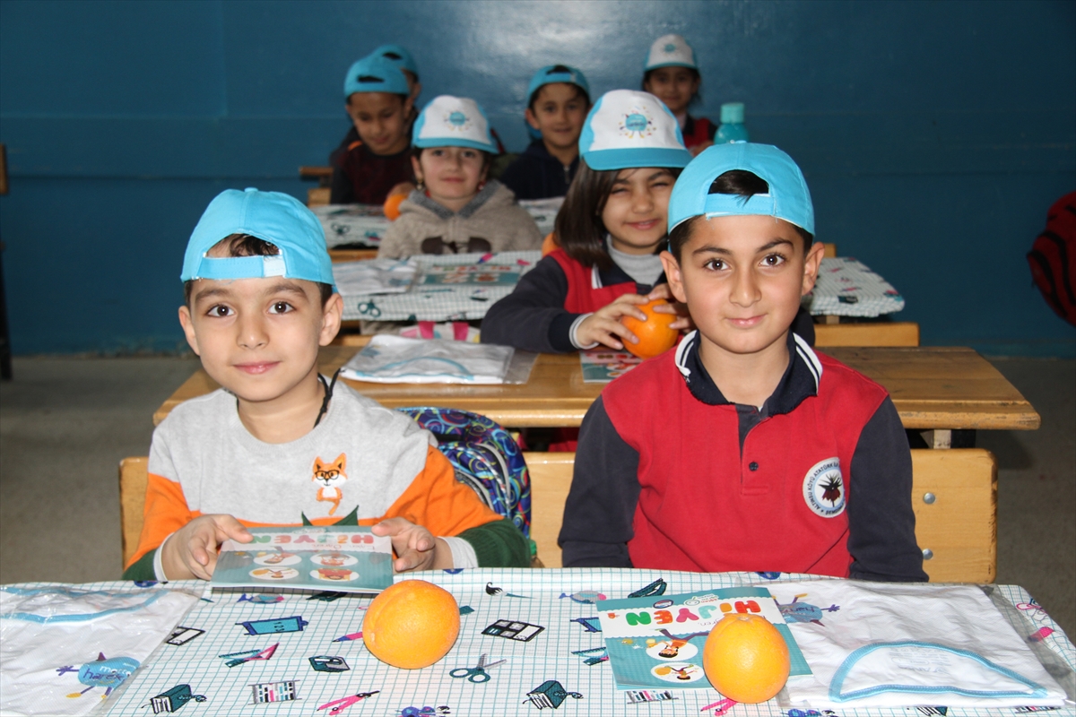 Türkiye Eğitim Gönüllüleri Vakfı, Şemdinli'deki ilkokul öğrencilerine hediye gönderdi
