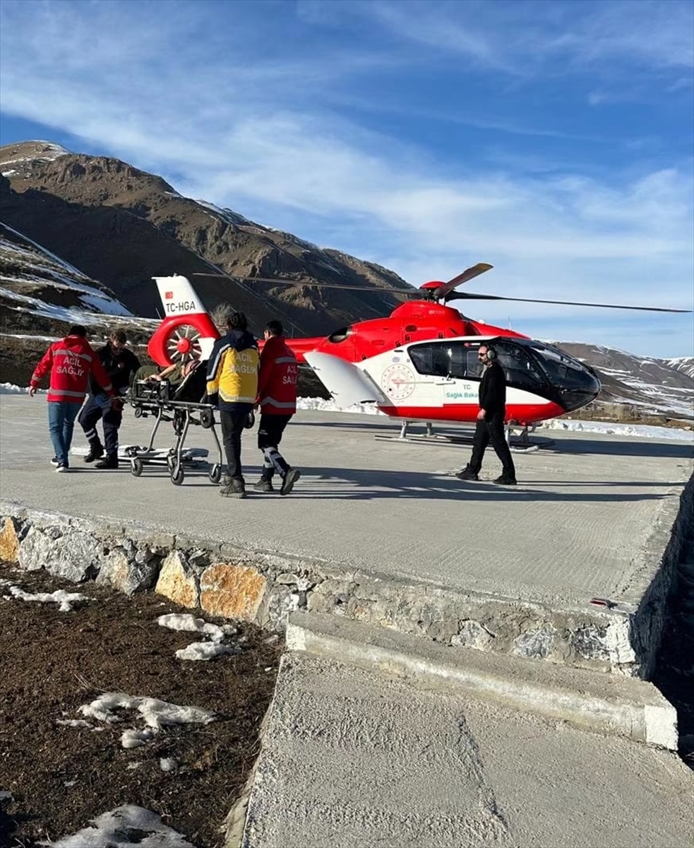 Van'da hamile kadın ambulans helikopterle hastaneye ulaştırıldı