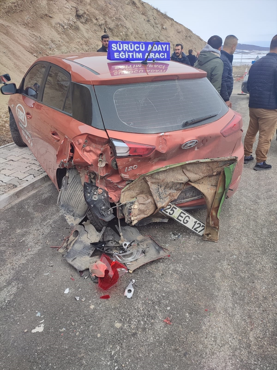 Van'da iki otomobilin çarpıştığı kazada 4 kişi yaralandı