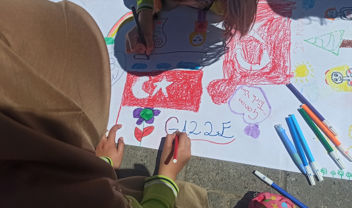 Ahlatlı öğrenciler Gazze'deki akranlarına destek için resim çizdi