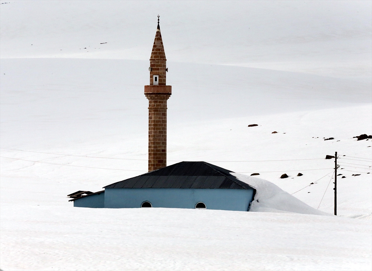 Ardahan'da yayla evleri ilkbaharda kara gömüldü