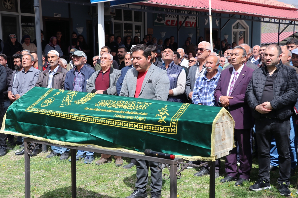Beşiktaş'taki yangında hayatını kaybeden  Binali Çayır’ın cenazesi Erzincan’da defnedildi