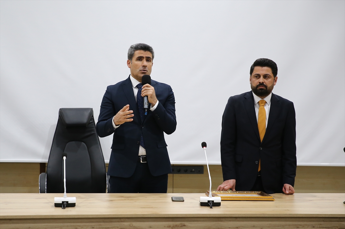 Bingöl Belediye Başkanı Erdal Arıkan, mazbatasını aldı