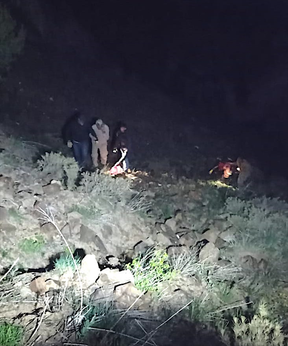 Bingöl’de kayalıklarda mahsur kalan 4 kişi kurtarıldı