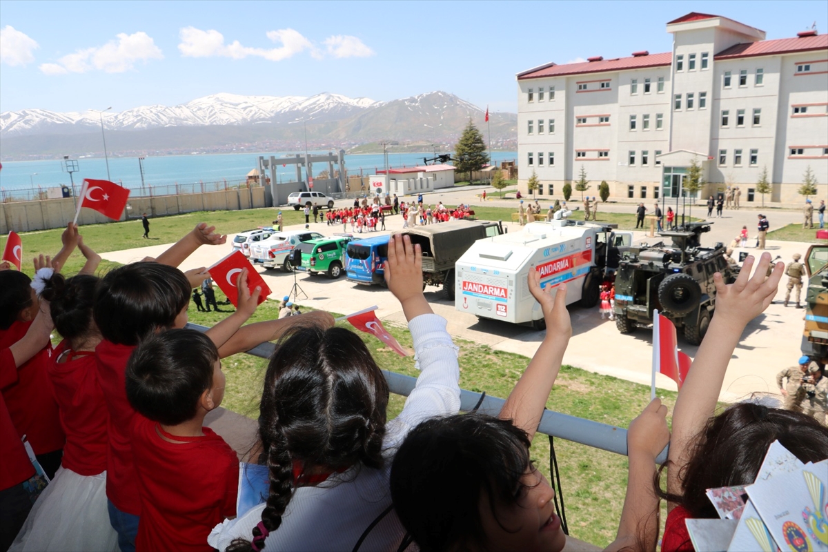 Bitlis'te öğrenciler jandarma birliklerinin misafiri oldu