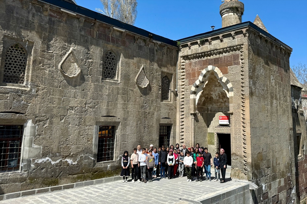 Bitlis'te öğrenciler tarihi ve doğal mekanları geziyor